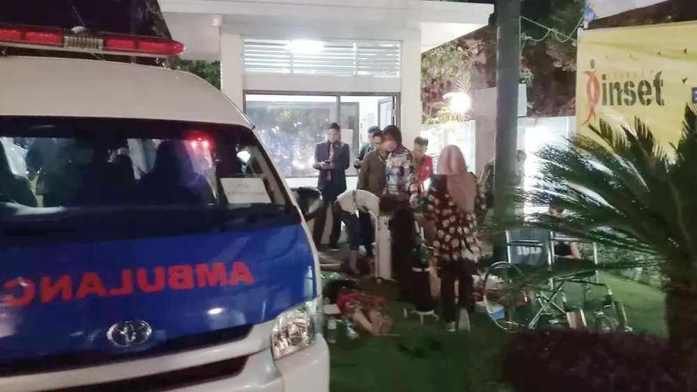 Aunque no se han reportado víctimas, se vio una ambulancia frente al hotel Golden Palace en al isla de Lombok.