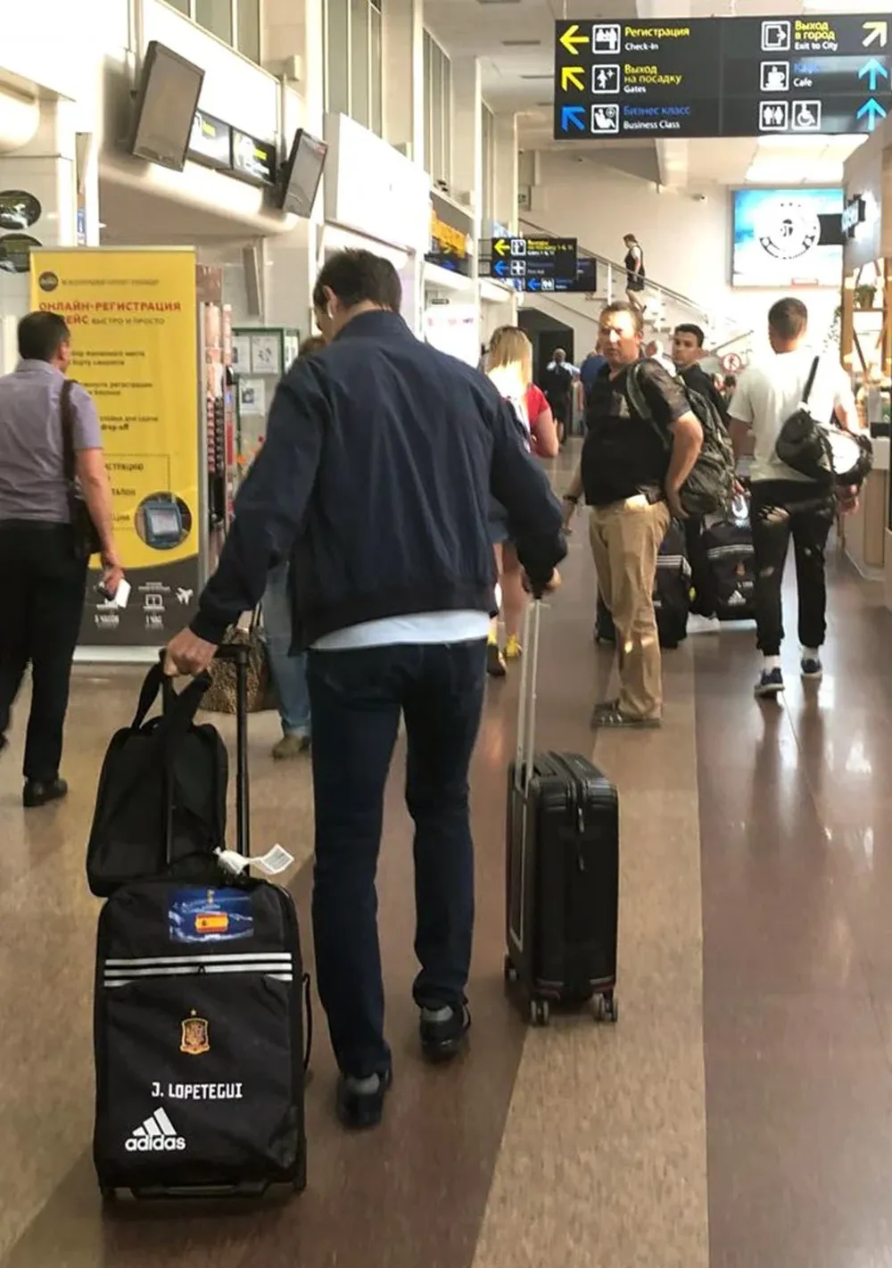 Lopetegui en el aeropuerto rumbo a Madrid