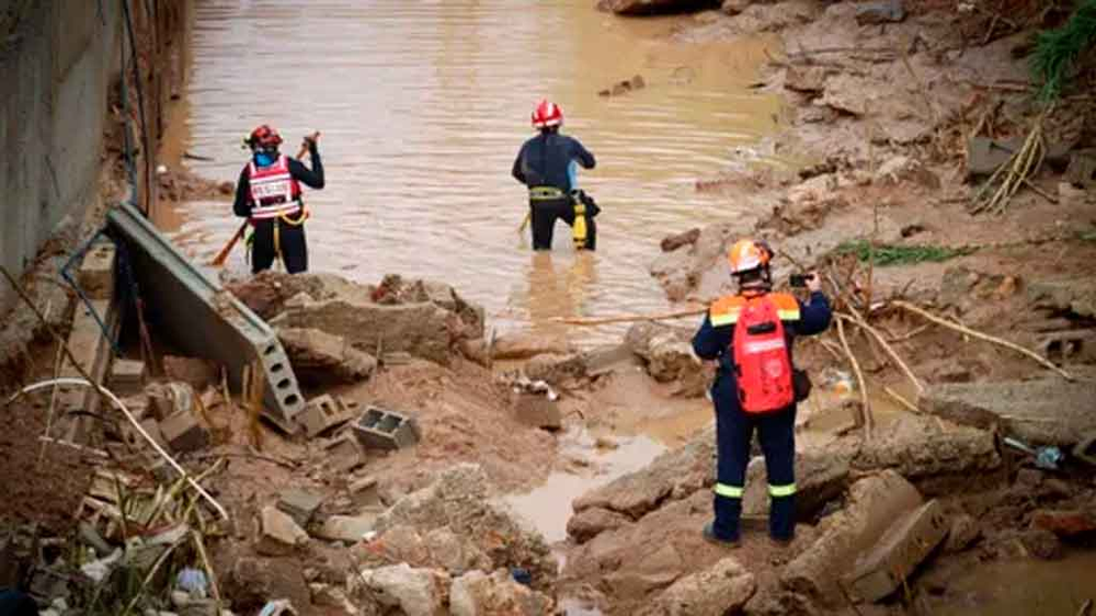 Los equipos de emergencia continúan la búsqueda de desaparecidos.