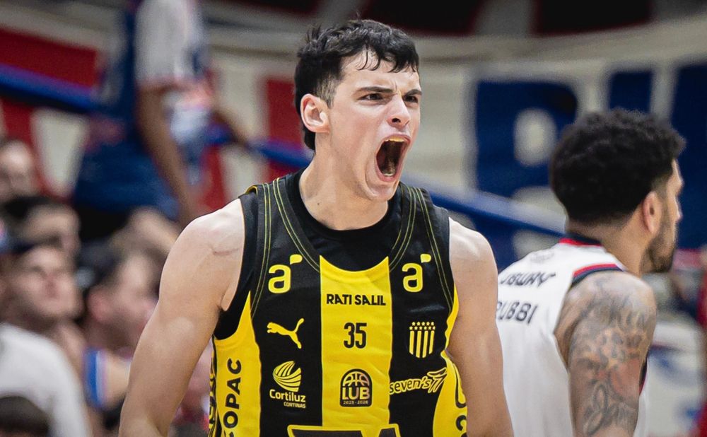 Santiago Calimares de Peñarol celebra el triunfo ante Nacional por la Liga Uruguaya de Básquetbol