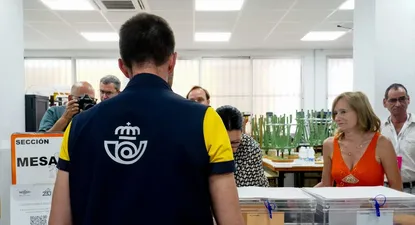 Un cartero llega al colegio electoral con el voto por correo correspondiente durante las elecciones generales, en el Colegio SAFA.
