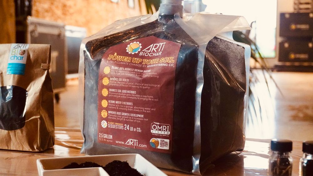El biochar tiene diversos usos, destacándose como enmienda de suelos y por su capacidad para secuestrar CO2.