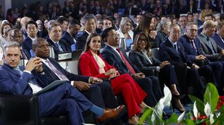 La reina Letizia y el presidente Yamandú Orsi escuchan el discurso del papa León XVI en las FAO.&nbsp;