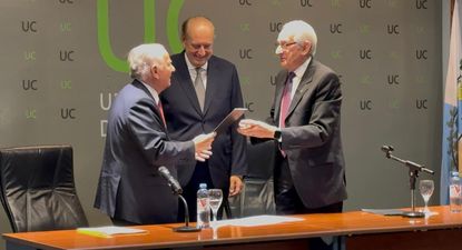 El empresario Alejandro Bulgheroni fue distinguido con el título de Doctor Honoris Causa por la Universidad de Congreso en una ceremonia en la que estuvieron presentes su rector Rubén Bresso y el presidente de la Universidad, José Luis Manzano.