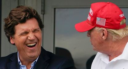 Tucker Carlson y Donald Trump en el torneo de golf Bedminster Invitational LIV en julio de 2022.&nbsp;