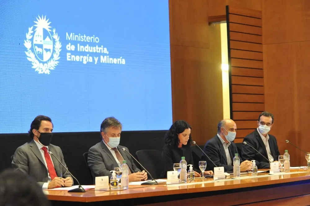 La ministra de Economía anuncia nuevas medidas de apoyo por el covid-19.