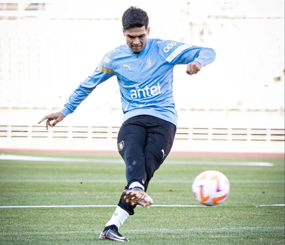 Matías Arezo ya entrenó con todo el grupo del seleccionado de Uruguay en Seúl
