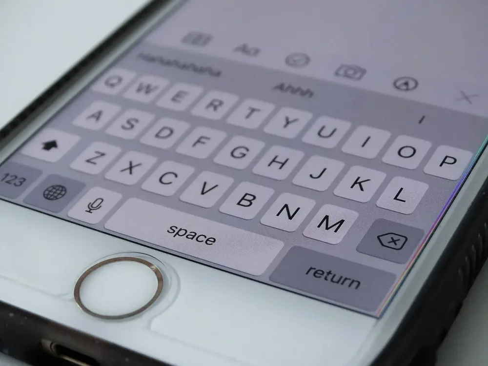 Apple no permite borrar palabras sugeridas en su sistema operativo.