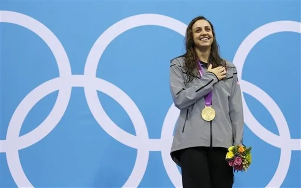 200 pecho celebra su oro en 200 metros pecho