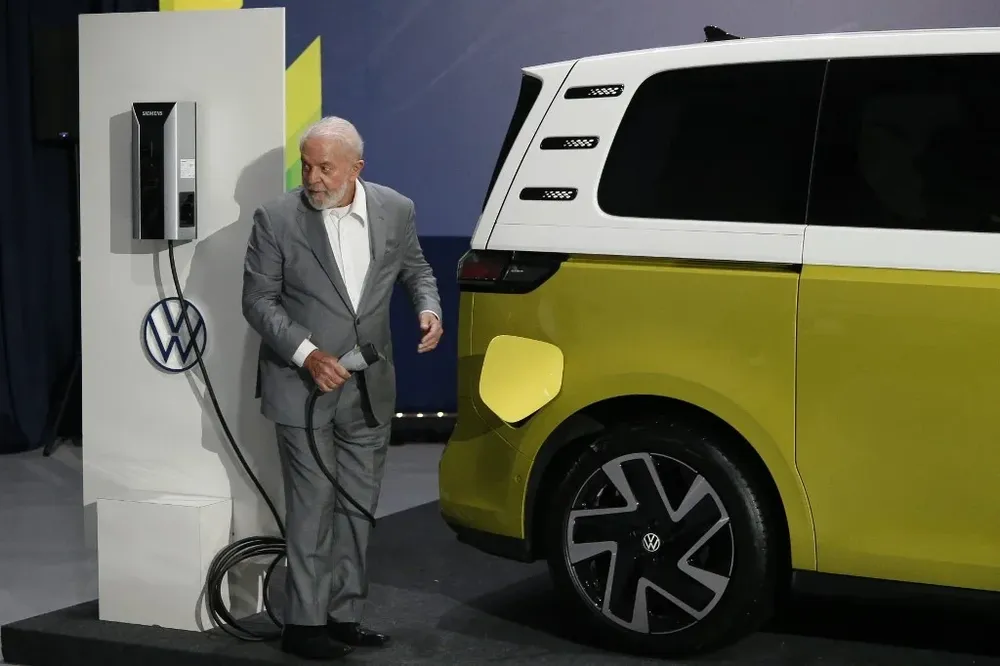 Lula carga un auto eléctrico en la fábrica Volkswagen durante la gira por San Pablo.