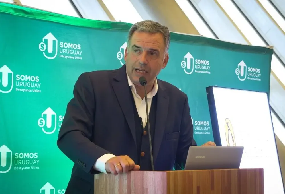 Yamandú Orsi en el evento de Somos Uruguay en el Aeropuerto de Carrasco