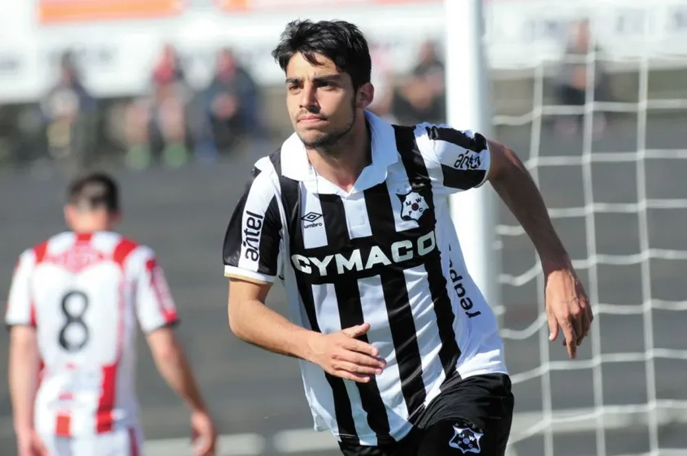 Gastón Rodríguez festeja su gol, el primero de Wanderers.