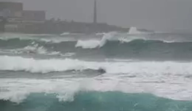 Vista del oleaje de la playa de Riazor, en A Coruña, Galicia. EUROPA PRESS