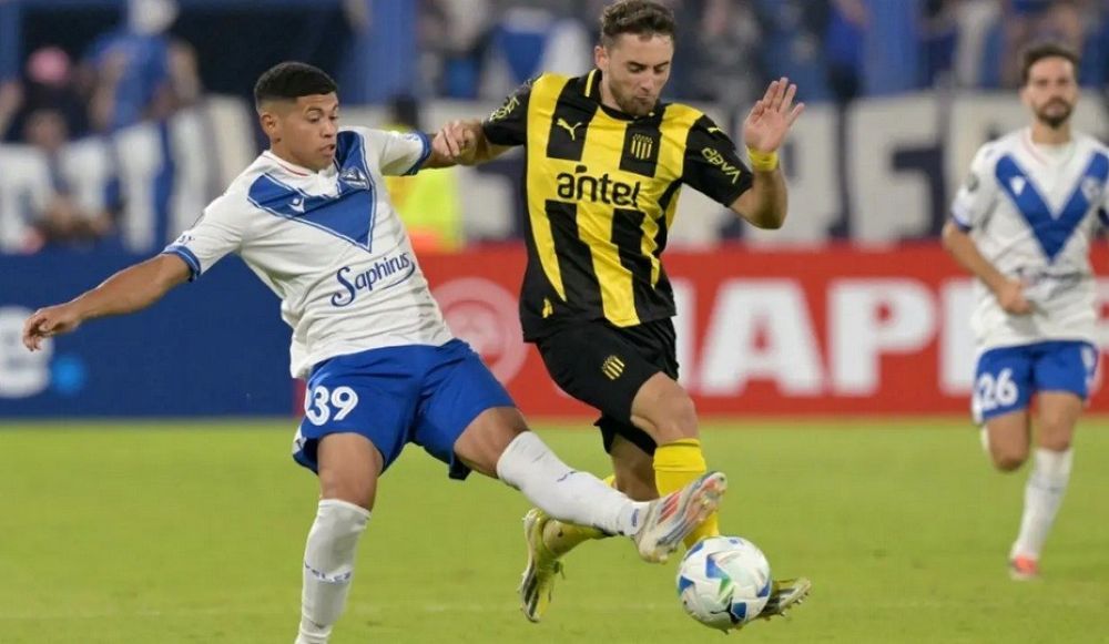 Imanol Machuca de Vélez Sarsfield ante Pedro Milans de Peñarol por la Copa Libertadores