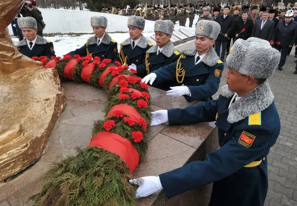 Ceremonia homenaje a los soldados muertos luchando contra rebeldes afganos en la década de 1980, en Kirgistan