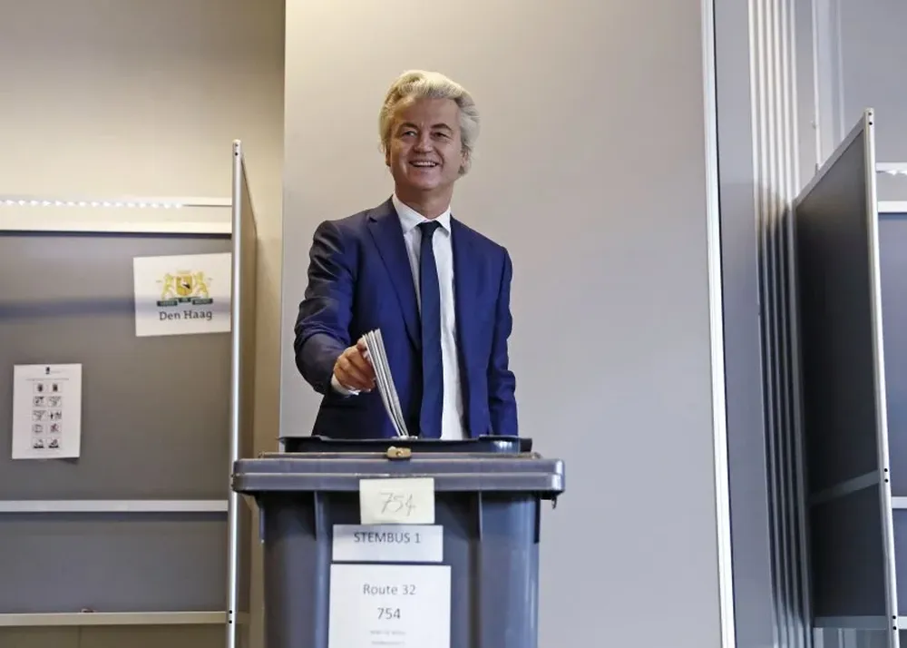 Geert Wilders vota ayer, en Holanda.