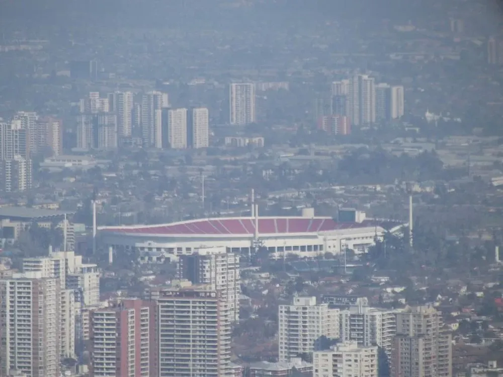 Smog sobre Santiago de Chile. Las autoridades declararon emergencia ambiental