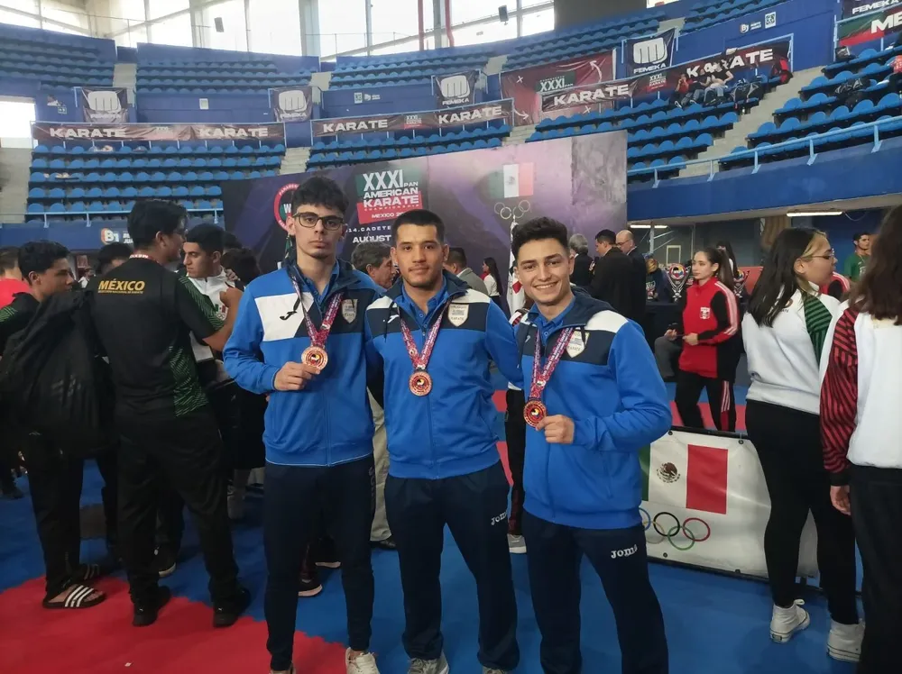 Camilo Balsa, Francisco Barrios y Nicolás Deandrea con su bronce