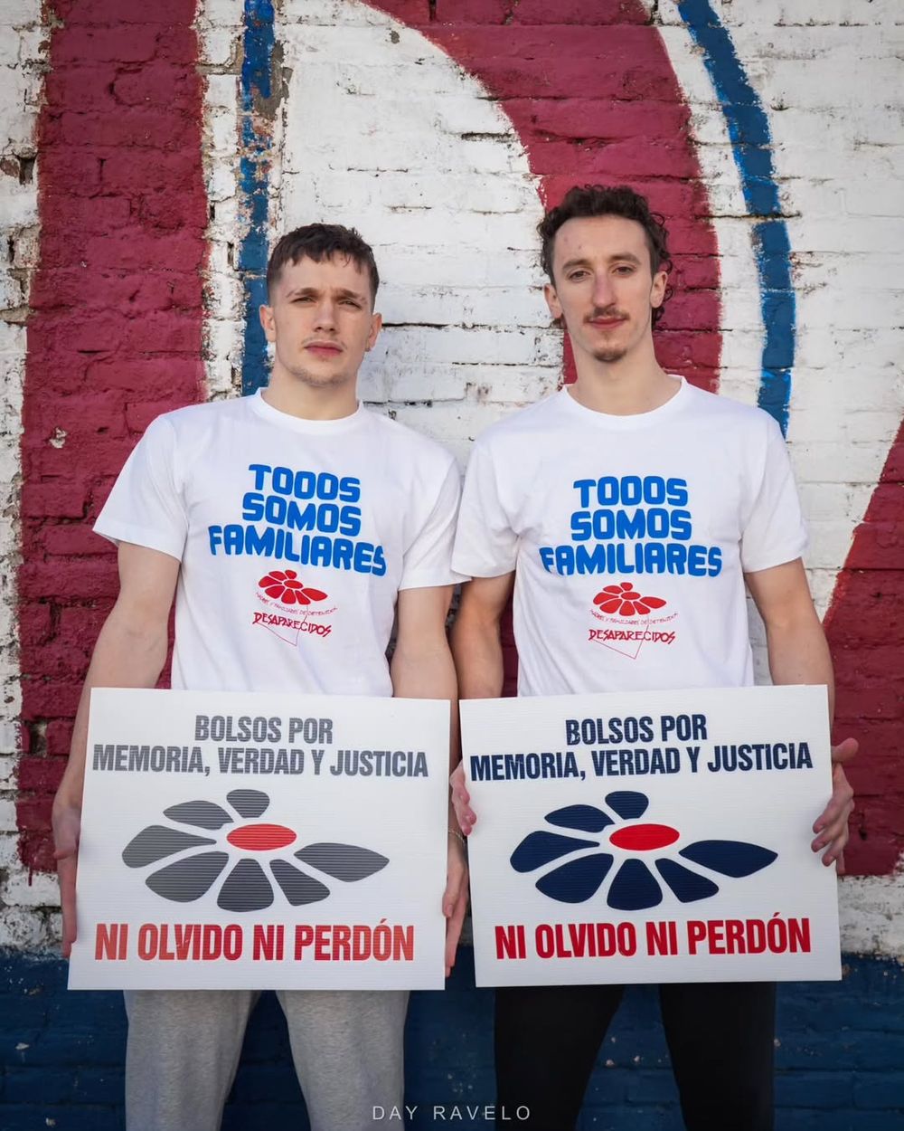 Patricio Prieto y Matías Sarni, dos de los basquetbolistas de Nacional que se expresaron por los Desaparecidos en la puerta del Polideportivo del Gran Parque Central Patricio Prieto y Matías Sarni, dos de los basquetbolistas de Nacional que se expresaron por los Desaparecidos en la puerta del Polideportivo del Gran Parque Central 