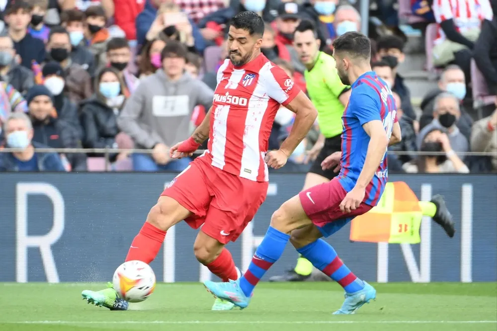 Suárez encarando a Jordi Alba