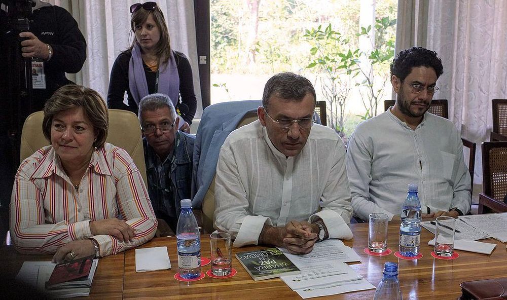Cepeda, a la derecha, ha sido mediados de múltiples procesos de paz en Colombia.