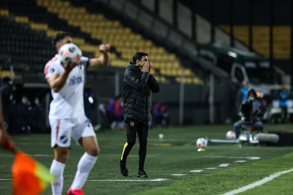 Larriera vivió de forma muy intensa el clásico y ganó la llave