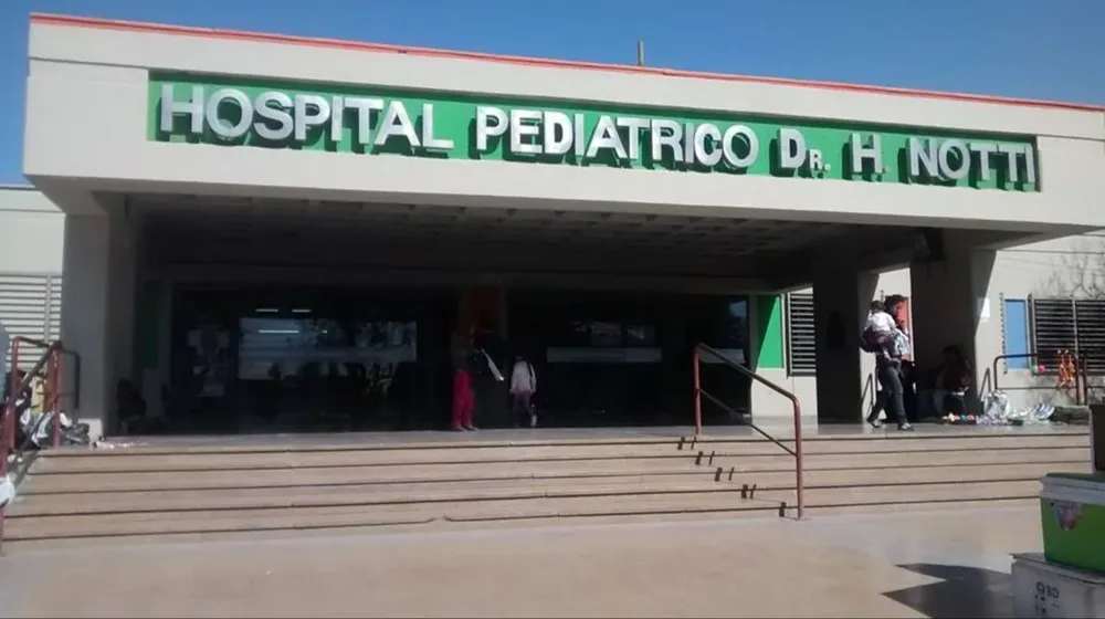 El Hospital Pediátrico Dr Notti, a donde fue trasladado el bebé recién nacido hallado en un descampado en Luján de Cuyo