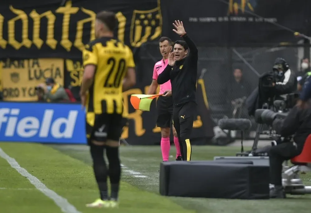 Mauricio Larriera, DT de Peñarol, en el clásico ante Nacional