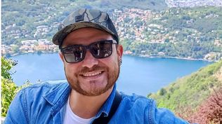 Según un primo del cantante, Flores estaba durmiendo cuando ocurrió el ataque y no pudo ponerse a cubierto.
