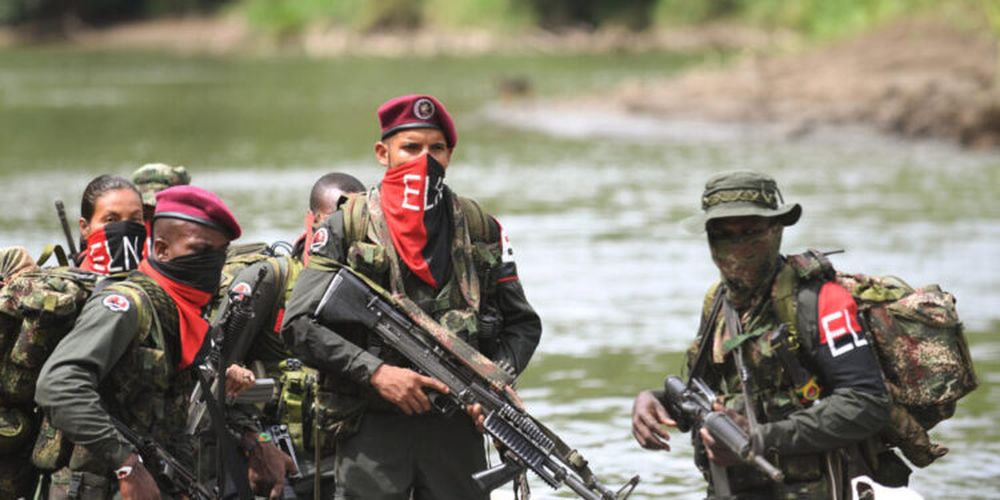 Unos rebeldes de la guerrilla Ejército de Liberación Nacional ELN patrullan en el río Baudo, en la provincia colombiana de Chocó.