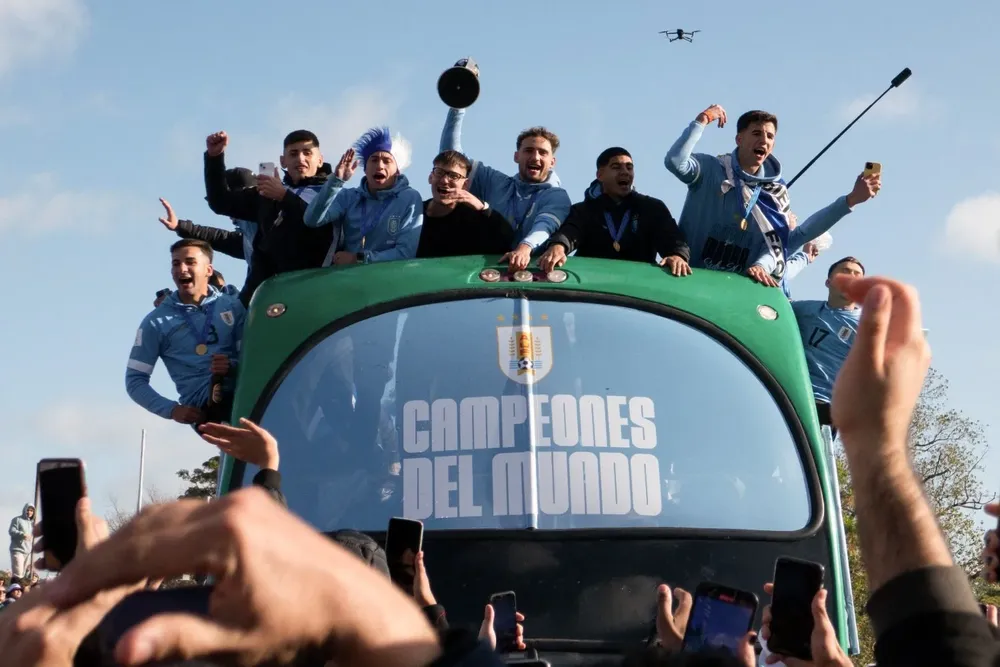 Los campeones en la caravana por Montevideo