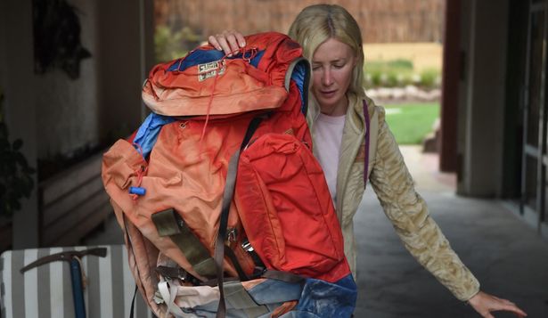Azul Vieiro con la mochila de su padre