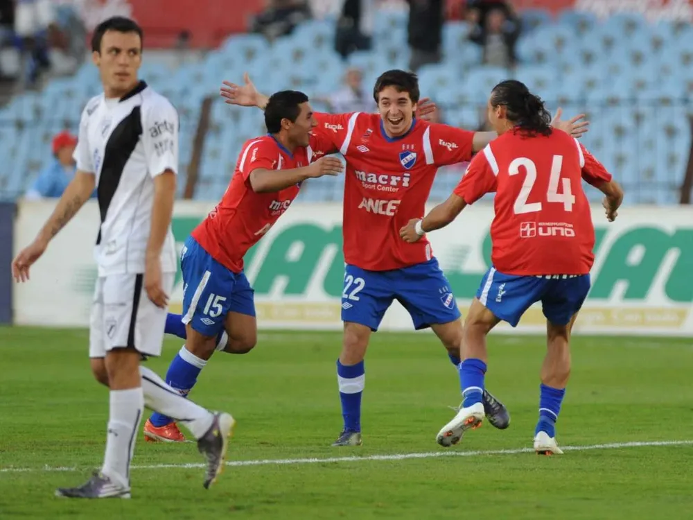 Pereyra de tiro libre colocó la pelota en el ángulo.