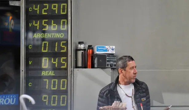 Los argentinos buscan la forma de obtener el mejor tipo de cambio en Uruguay.