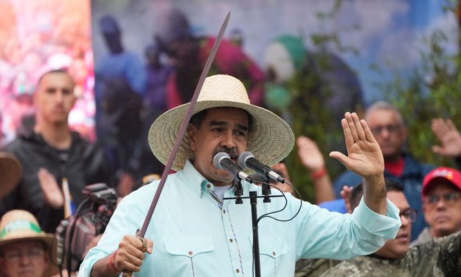El presidente venezolano Nicolás Maduro en un mitin con partidarios, el 10 de diciembre de 2025, en Caracas. (AP foto/Ariana Cubillos)