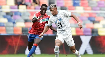 Luciano Rodríguez perseguido por Salifu Colley