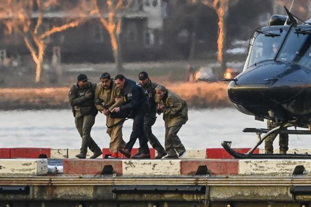 El presidente venezolano capturado, Nicolás Maduro, y su esposa, Cilia Flores, llegan al helipuerto de Wall Street durante su traslado al tribunal federal para su comparecencia en Nueva York, Nueva York, EE. UU., el 5 de enero de 2026.&nbsp;