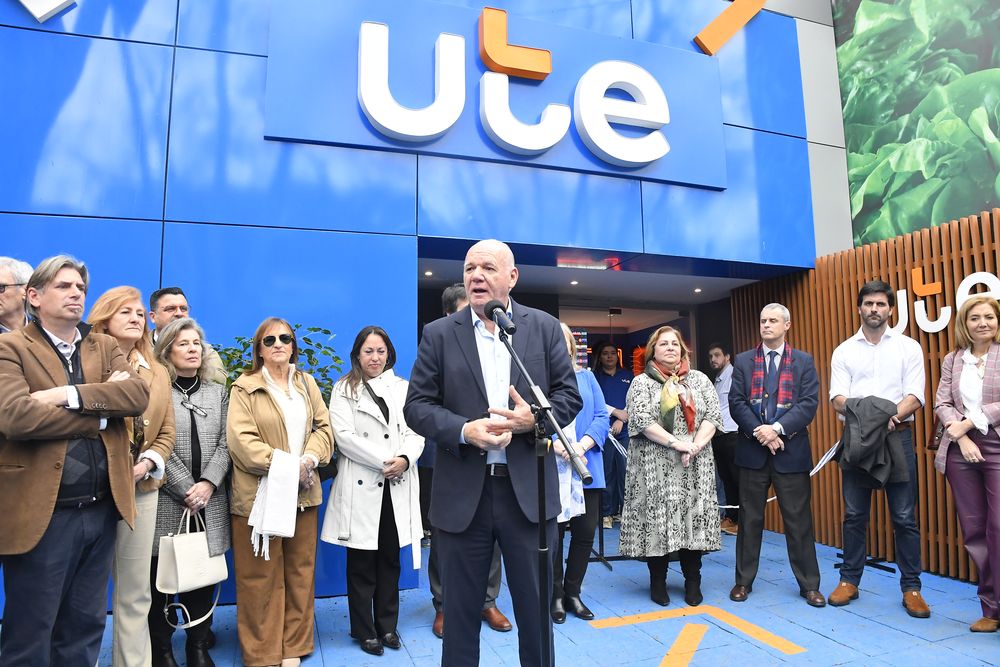 Walter Verri, ministro interino de Industria, Energ&iacute;a y Miner&iacute;a, en su exposici&oacute;n en el stand de la UTE.