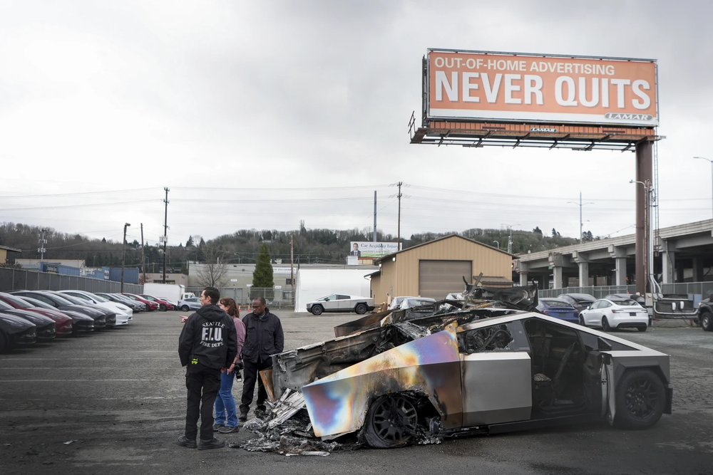 Un Cybertruck incendiado en un depósito de Tesla en Seattle