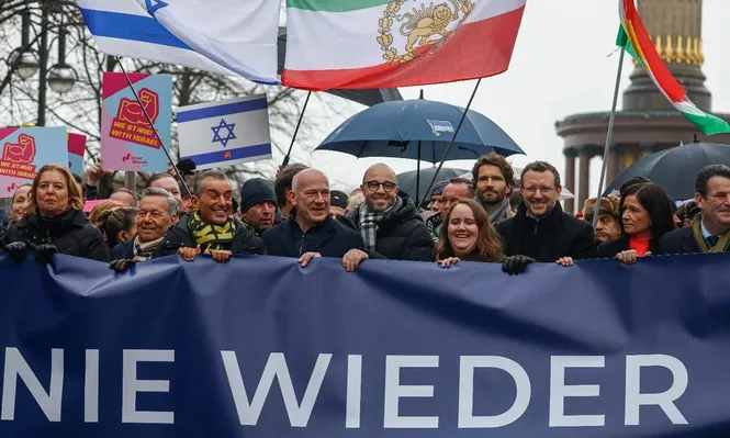 Unas 3.200 personas desafiaron la lluvia para participar en la marcha en el centro de la ciudad.