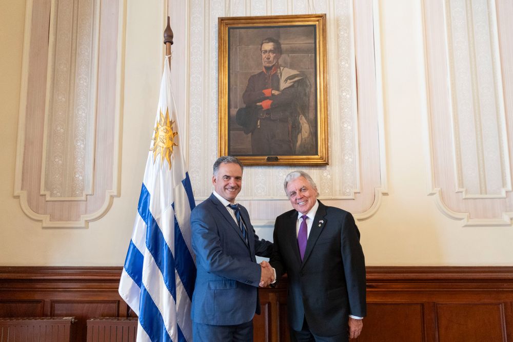El presidente Yamandú Orsi y el nuevo embajador de Estados Unidos, Lou Rinaldi