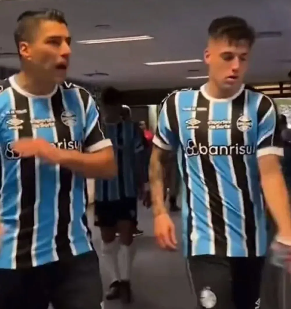 Luis Suárez protesta contra el arbitraje junto al argentino Lucas Besozzi, quien debutó como titular en Gremio