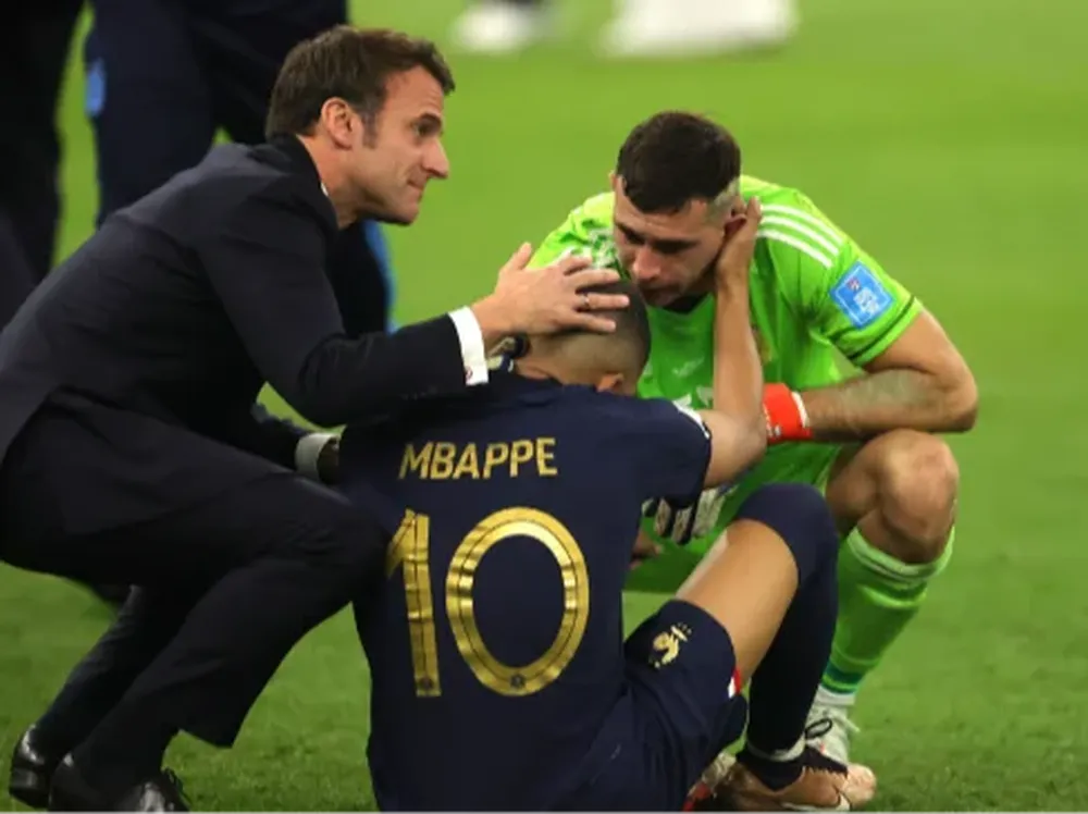 En la final, el arquero argentino y el presidente de Francia consolando al jugador Mbappé