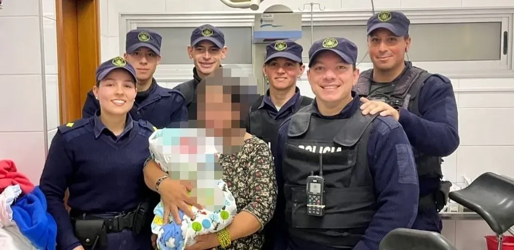Los policías que asistieron el parto junto a la madre y el bebé