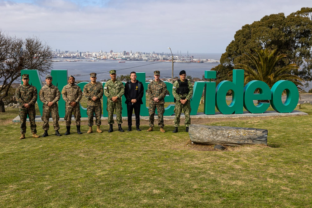 Marines de Estados Unidos y militares uruguayos posan para una foto el 14 de agosto, en el marco de un intercambio de cooperación.&nbsp;