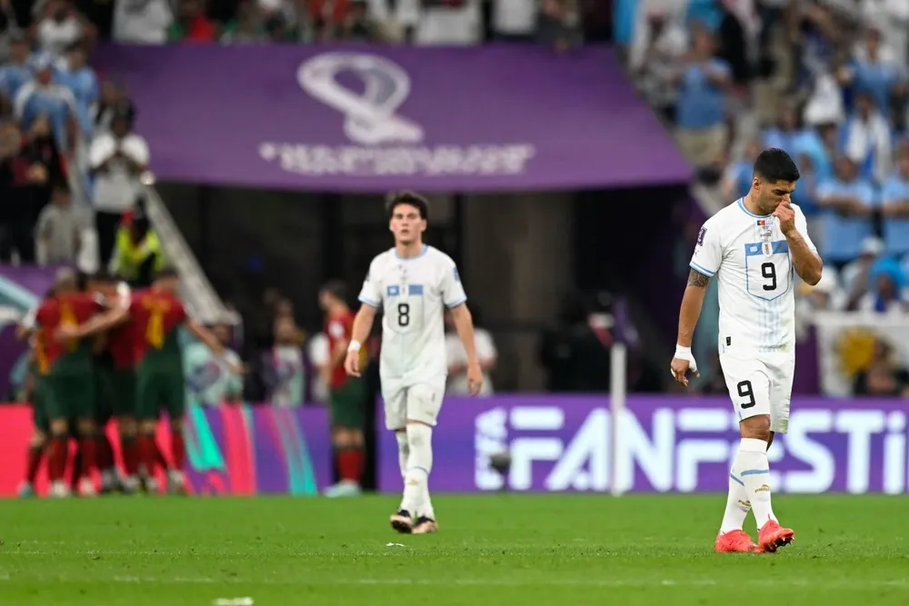 Luis Suárez y Facundo Pellistri sufren la derrota celeste; en el fondo, celebran los portugueses