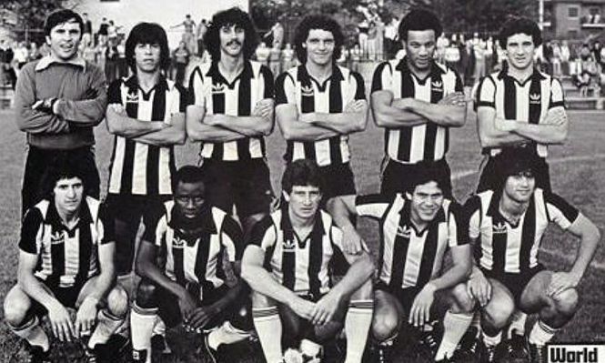 Peñarol en 1981: arriba, Ladislao Mazurkiewicz, Rodolfo Abalde, Saúl Rivero, Nelson Marcenaro, Víctor Hugo Diogo y Ricardo Ortiz; abajo, Ernesto Vargas, John Yawson, Fernando Morena, Ruben Paz y Alexis Noble