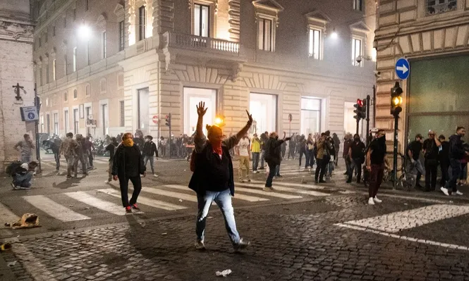 Los manifestantes protestan contra el pase sanitario obligatorio llamado pase verde con el objetivo de limitar la propagación del Covid-19, en el centro de Roma este sábado