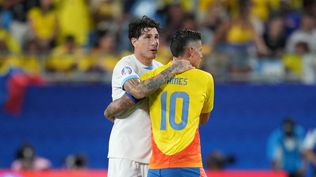 José María Giménez de la selección de Uruguay, marcando a James Rodríguez de Colombia en la Copa América 2024