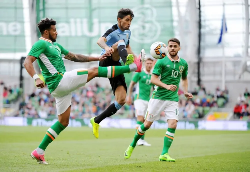 Jonathan Urretaviscaya intenta escapar entre dos defensores sin éxito